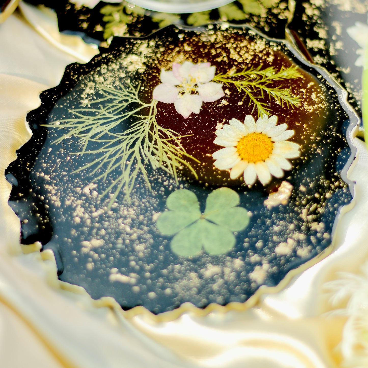 The Garden - Real Flowers Handmade Tray Set With 6 Coasters (Black)